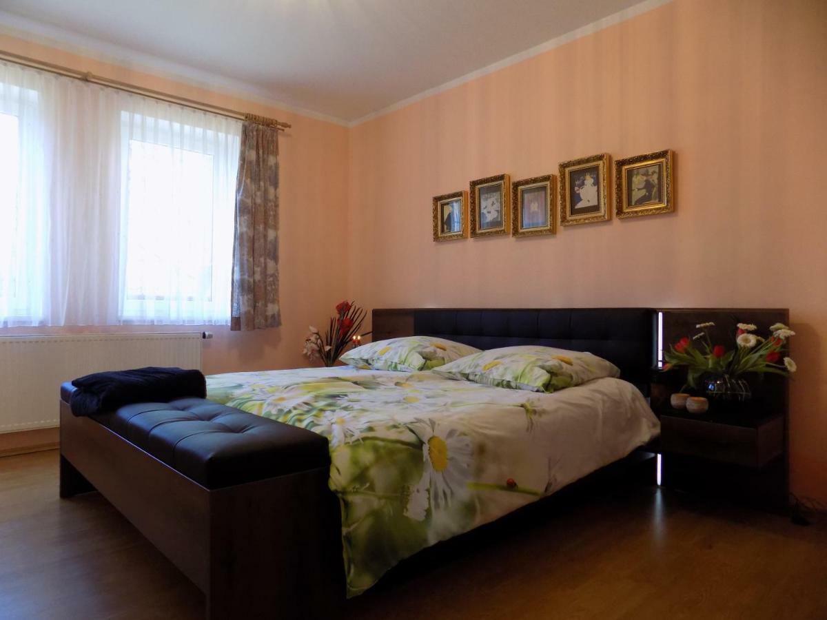 Landhaus Florian Apartment Rovensko pod Troskami Екстериор снимка
