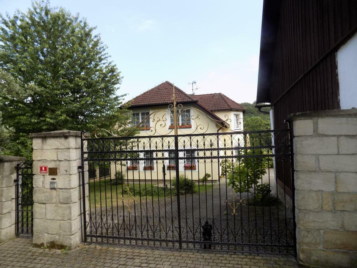 Landhaus Florian Apartment Rovensko pod Troskami Екстериор снимка