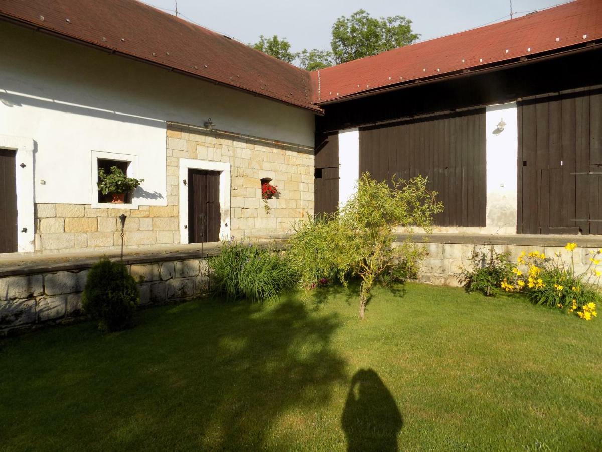 Landhaus Florian Apartment Rovensko pod Troskami Екстериор снимка